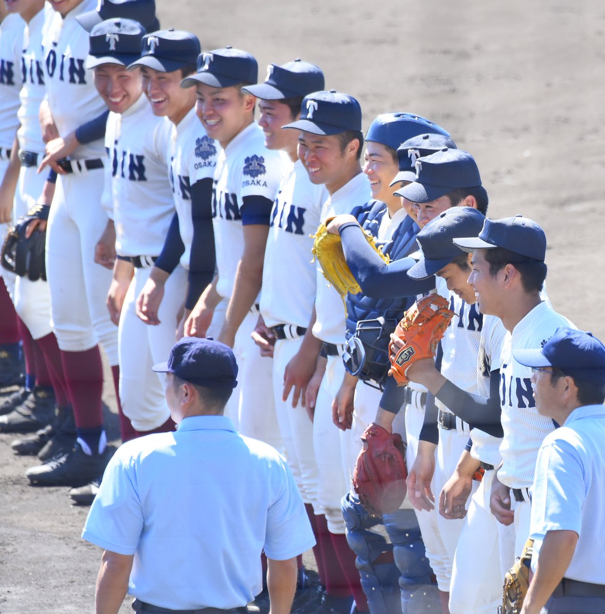 gk_ryo's tweet photo. 9回に池内君が意地の一発も済美は甲子園のリベンジならず。
試合終了後、整列する際、大阪桐蔭ナインは池内君を見ながらニヤニヤ。
挨拶終了後、大阪桐蔭ナインは池内君に握手攻め。
勝っても負けてもニコニコの公式戦はないと思う。
国体っていいなー https://t.co/TgbWZ4G8PE