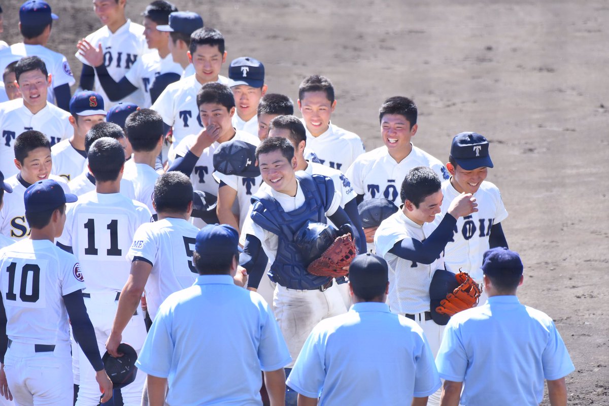 gk_ryo's tweet photo. 9回に池内君が意地の一発も済美は甲子園のリベンジならず。
試合終了後、整列する際、大阪桐蔭ナインは池内君を見ながらニヤニヤ。
挨拶終了後、大阪桐蔭ナインは池内君に握手攻め。
勝っても負けてもニコニコの公式戦はないと思う。
国体っていいなー https://t.co/TgbWZ4G8PE