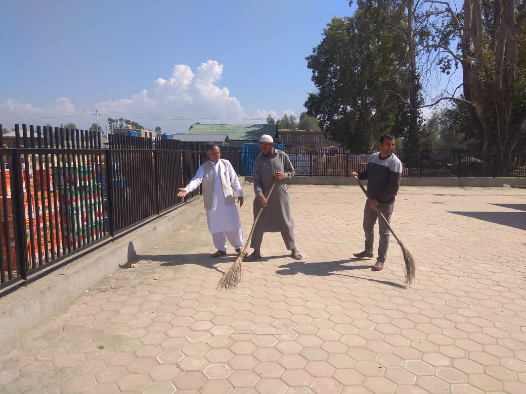 dhpm_jk's tweet photo. Chief Executive Agricultural Produce Market Committee Sopore was organised Sawach Dewas in Fruit &amp; Vegetable Market Sopore. https://t.co/HFZeMgNXRN