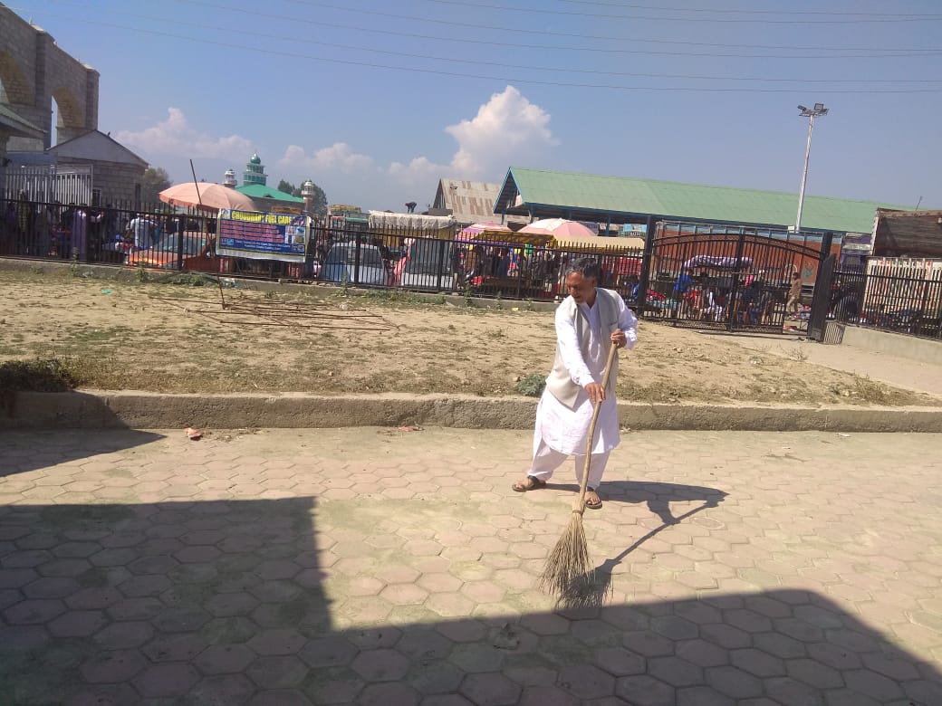 dhpm_jk's tweet photo. Chief Executive Agricultural Produce Market Committee Sopore was organised Sawach Dewas in Fruit &amp; Vegetable Market Sopore. https://t.co/HFZeMgNXRN