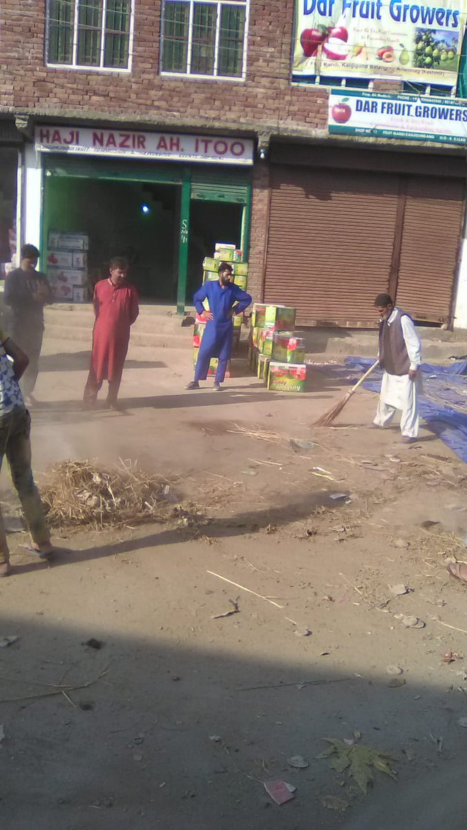 dhpm_jk's tweet photo. #Chief Executive #Agricultural Produce #Market Committee Batengoo Anantnag was organised #Sawach #Dewas in #Fruit &amp; #Vegetable Market Batengoo Anantnag. https://t.co/5a1RxihtB3