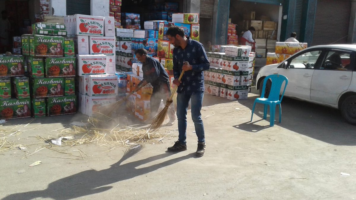 dhpm_jk's tweet photo. #Chief Executive #Agricultural Produce #Market Committee Kulgam was organised #Sawach #Dewas in #Fruit &amp; #Vegetable Market Kulgam. https://t.co/YSxDU3bfQM
