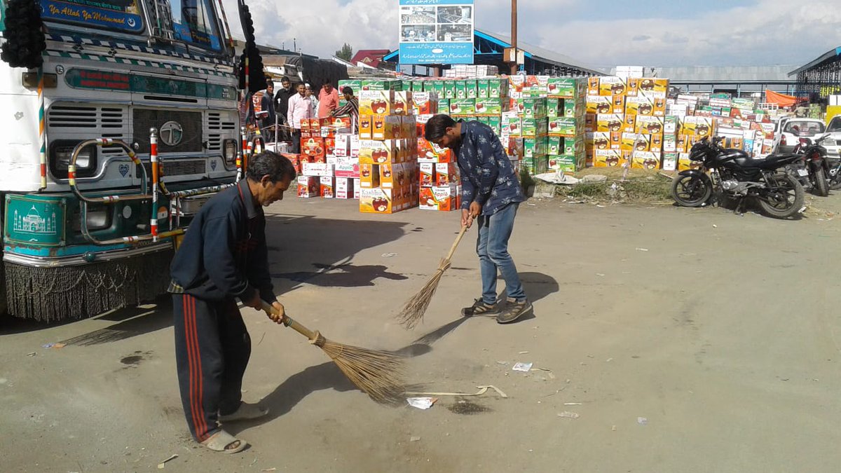 dhpm_jk's tweet photo. #Chief Executive #Agricultural Produce #Market Committee Kulgam was organised #Sawach #Dewas in #Fruit &amp; #Vegetable Market Kulgam. https://t.co/YSxDU3bfQM