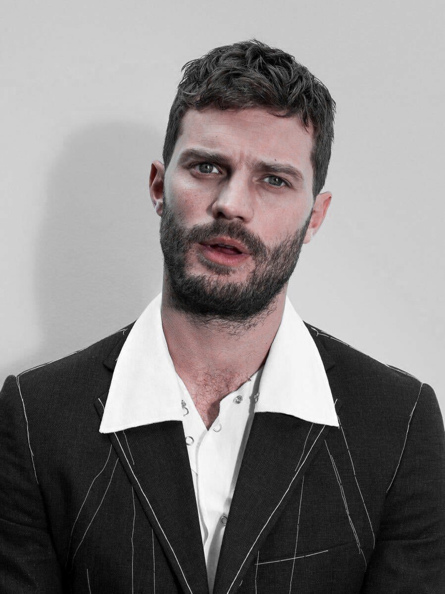 ㅤ ㅤ ㅤ ㅤ

❝ Con la luz del sol se derriten mis alas.
Solo encuentro en la oscuridad, lo que me une con la ciudad de la furia.❞