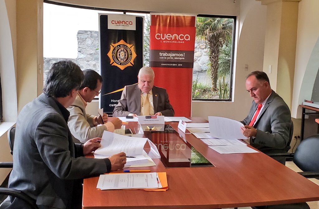 CSC_CUENCA's tweet photo. Esta tarde nos reunimos junto a @CoboGuillermoC y el representante ciudadano, en la primera sesión del Concejo de Honor de @PolmunicipalGC presidida por el Alcalde de Cuenca @MarceloHCabrera, donde se analizó el proceso de asensos y se aprobó el curso de asenso de la institución https://t.co/YPS1R1XTyv
