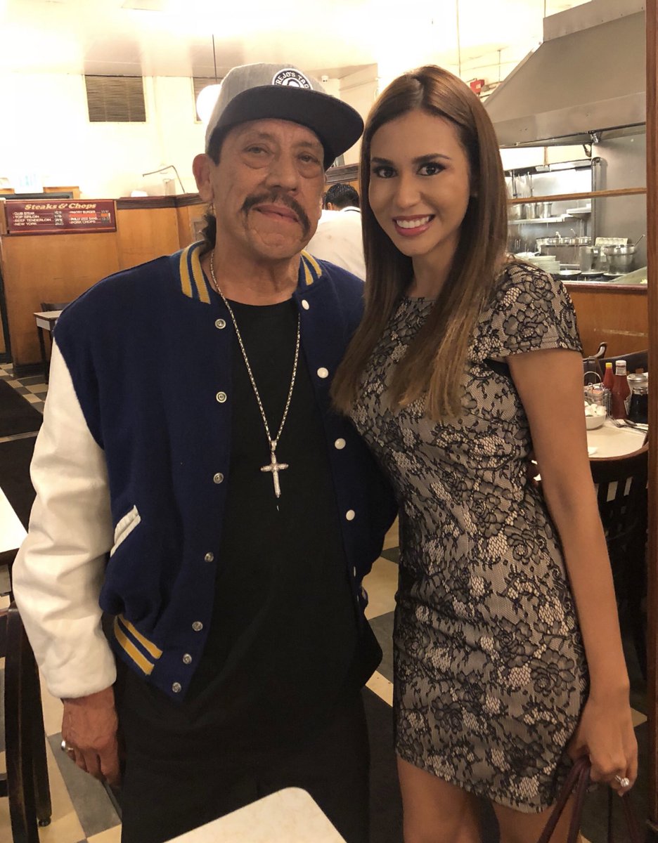 WendyCastillo90's tweet image. Y ahora estoy  aquí  con este súper malo. ¿Quien no lo ha visto en más de una #movie 
Danny Trejo, el eterno villano latino de Hollywood.
Que gusto conocer a un actor tan amable @officialdannytrejo  #machete #LaBalada #miniespias #wendycastillo