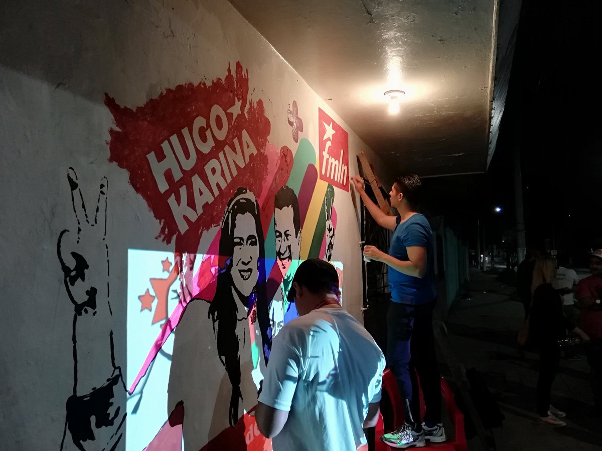 FmlnSoya's tweet photo. #JFMLN Soyapango realiza mural alusivo a nuestra fórmula presidencial, #ConLaFuerzaDeLaGente #HugoPresidente #KarinaVicepresidenta #VamosPorLaVictoria ✌️🚩 https://t.co/RXG3whiixt