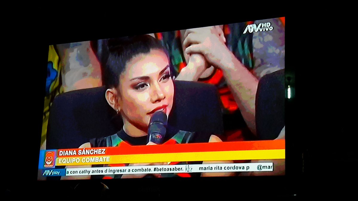 DianaloversCrew's tweet photo. Hoy @DianaSanchez_04 en #BetoASaber 😍💕
Hermosa como siempre #TeamCombate @MACROUS ❤💚 https://t.co/djiJTqvV2K