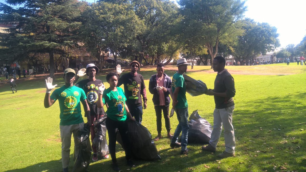 UJAPK_PASMA's tweet photo. STUDENT STRUGGLES AND WORKER STRUGGLES ARE INTERTWINED
We believe in cleanliness which is a direct reflection that we love our environment & our LAND. Thus we treat it with care and dignity.
PASMA members cleaning campus is a revolutionary mandate
#VotePASMA #UJSRCelections https://t.co/GLjVDsIuC6