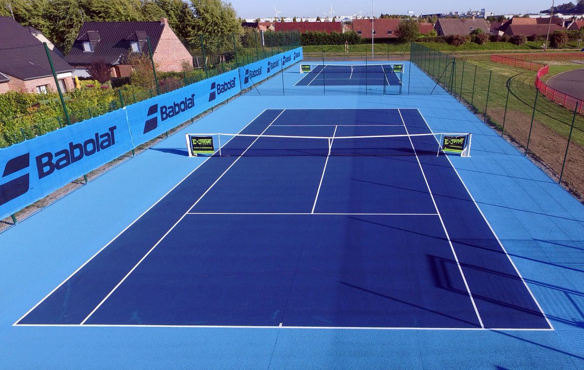 bygroupesae's tweet photo. Ville d’ #heninbeaumont , sous le soleil de septembre. Ici une réalisation complète de 2 courts de #tennis et un terrain #padel #sports https://t.co/cmgdurizlL