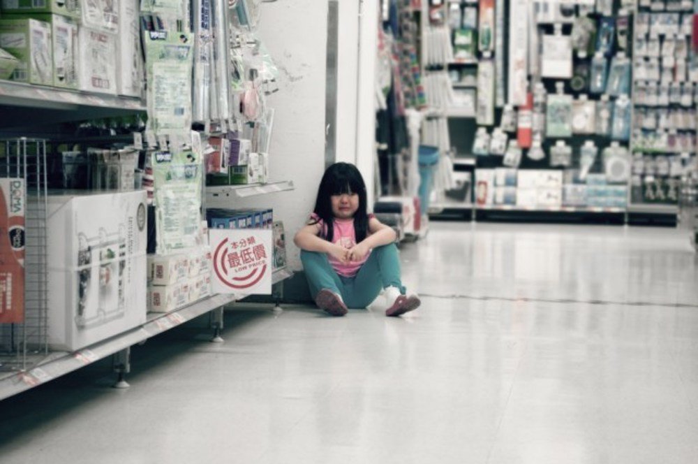 single1919's tweet image. 「オモチャ買ってくれないなら・・・
ママのパンツの色言うよ！」・・・
周りの男達、振り向く・・・
母の反応は！！
youtu.be/IuooxkQM_kI