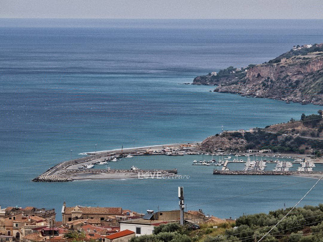 ioelacalabria's tweet image. #3ottobre
Sono tornata a casa e nonostante il brutto tempo l'atmosfera è comunque magica, tra il vento forte, il mare agitato, i fichi d'india che si uniscono agli ulivi, i pescherecci che cercano riparo nel Porto.
Voi preferite il bello o il brutto tempo?
#cetraro #calabria