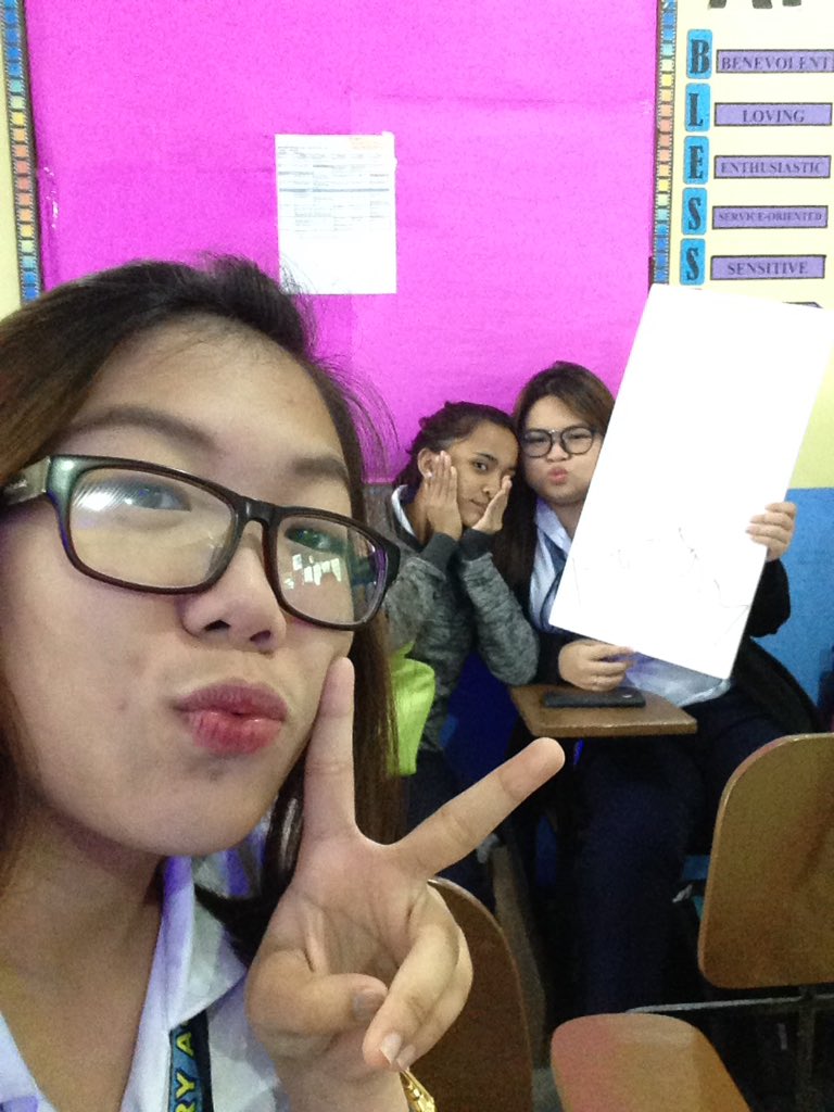 amandaaamn's tweet photo. nagsalamin ako gamit front cam tas bigla silang nagpose sa likod hahahaha #silfe https://t.co/jFAR1zo9ub
