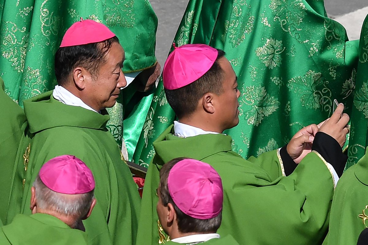 Une image historique ce matin sur la Place Saint-Pierre: pour la première fois, des évêques de Chine continentale participent à une assemblée synodale au Vatican. (Crédits photo: ANSA) #Synod2018