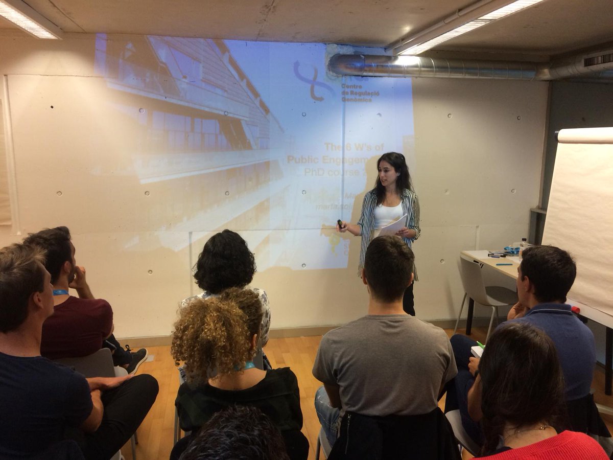 CRGenomica's tweet image. #Marta_Solis trying to spark the curiosity for #PublicEngagement of our new students during the #PhDCourse #CRGTraining