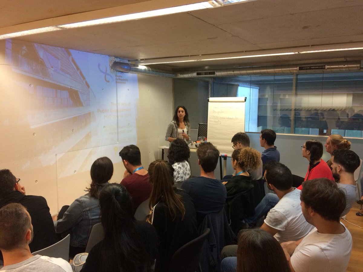 CRGenomica's tweet image. #Marta_Solis trying to spark the curiosity for #PublicEngagement of our new students during the #PhDCourse #CRGTraining