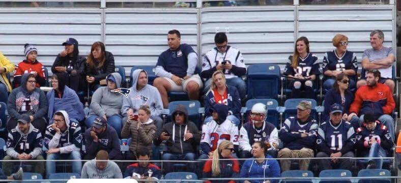 FCFNEP's tweet photo. Tiens tiens, je crois que la Fan Cam des Pats a trouvé quelque chose... 😁
#FCFNEP #Réunion18 #GilletteStadium #PartoutToujours https://t.co/2UW06d6VNG