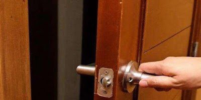 Закрыто на двери. Запер двери чтобы ее. Запер двери чтобы ее. Запереть дверь на ключ. Запер двери чтобы ее.