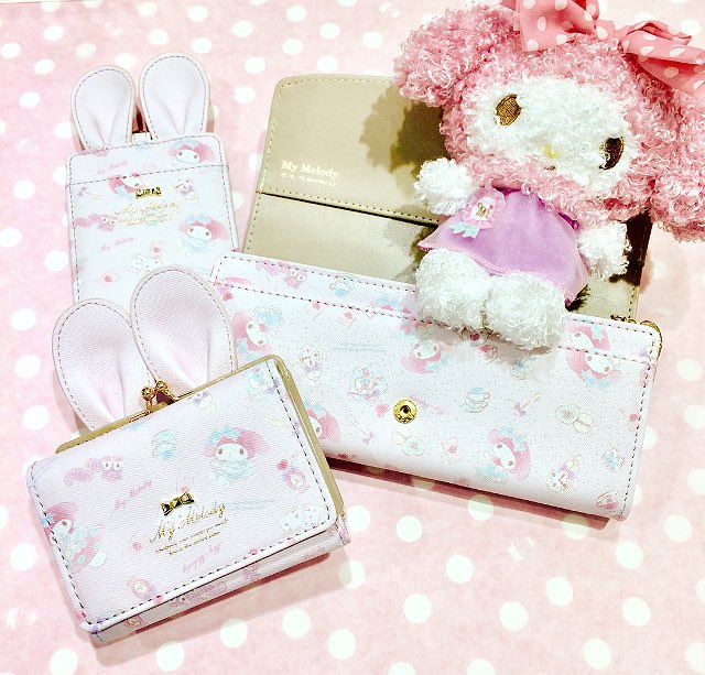 Strawberry Holic Daisy Rico シリーズで大人気のアルディさんより マイメロディのとっても可愛いお 財布が入荷です 淡いピンクとホワイトの2色展開で 内側がミルクティー色なのも大人可愛い メロちゃんらしい耳付きデザインも素敵です マイ