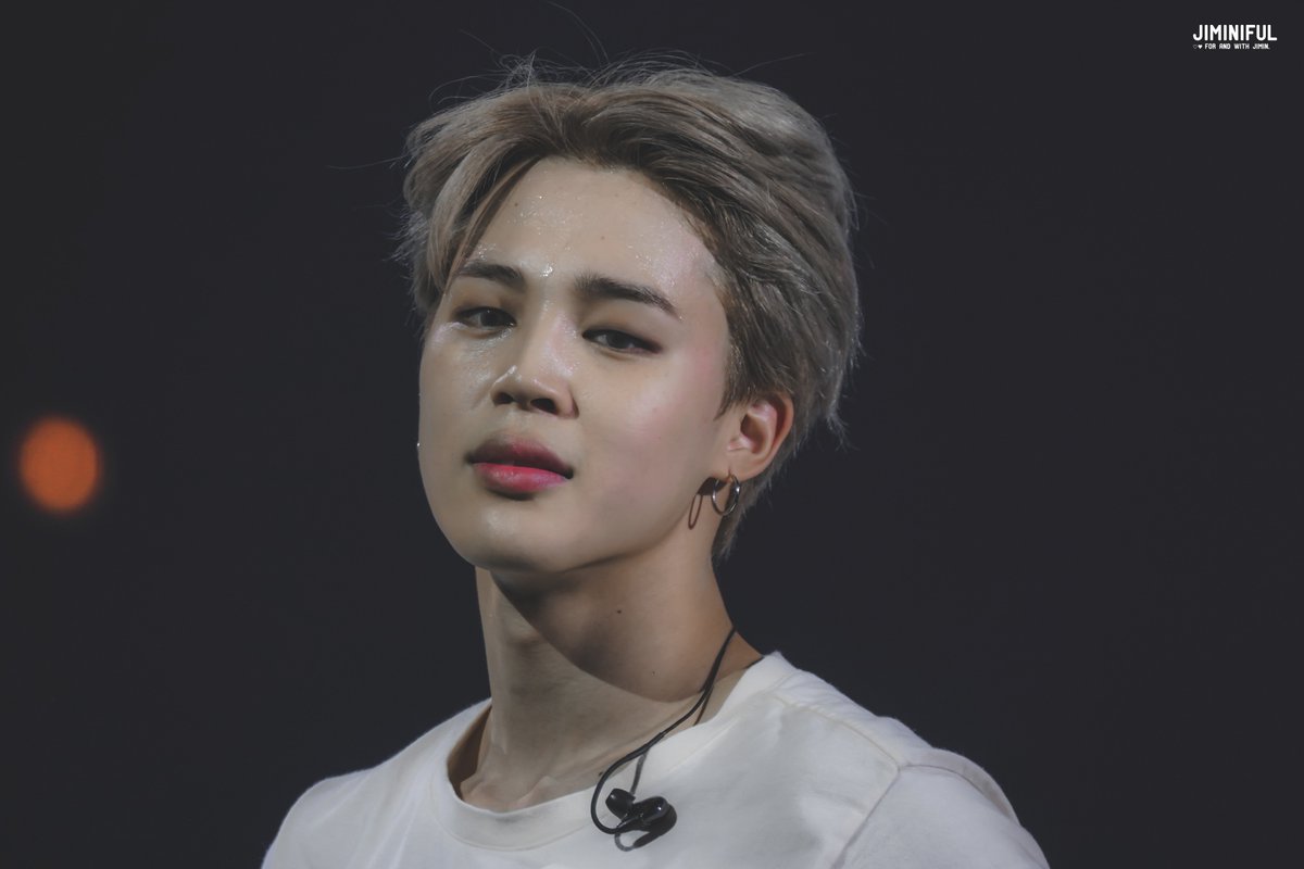 jiminiful's tweet photo. 181002 LYS CHICAGO #JIMIN
💌💌💌

#지민 #방탄소년단 @BTS_twt https://t.co/9u6vderjhM