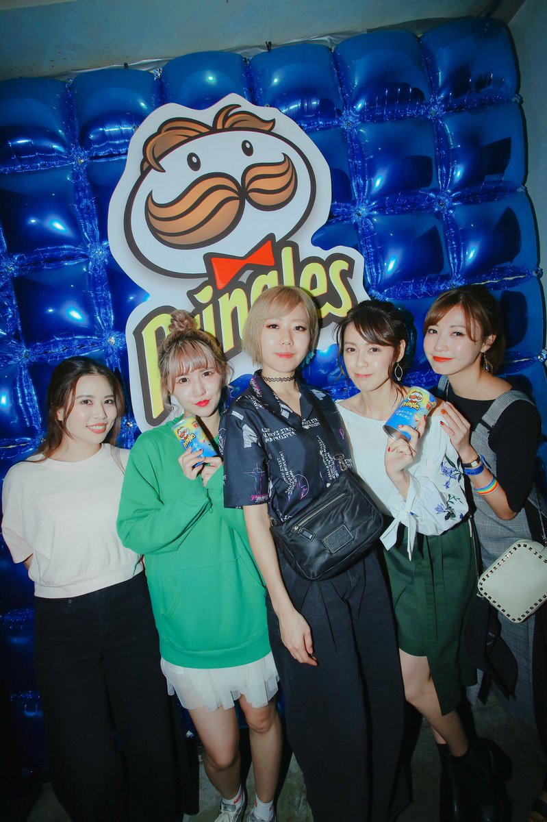 muz1k_yuuna's tweet photo. プリングルスのライブに行ったよ🏳️‍🌈
会場全体POPで可愛かった🍿💜
ライブも勉強になりました✨
水曜日のカンパネラさん初めて見たけど世界観がやばすぎる🤣✨
プリングルスいっぱいもらえた〜🤩
ありがとうございます😊💕
#pringles
#beyondpop
#プリングルス
#プリングルスバーチャルライブ
#優菜 https://t.co/leLv0OVhAP