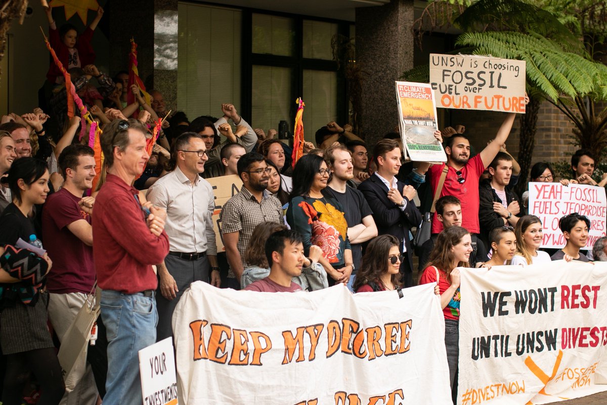 #Solidarity from <a href="/UNSW/">UNSW</a> staff and students along with Greens members <a href="/RichardDiNatale/">Richard Di Natale</a>, <a href="/MehreenFaruqi/">Mehreen Faruqi</a> and Dominic Wy Kanak (@WentworthGreens) at a rally in support of students occupying UNSW Chancellery and calling for fossil fuel divestment!