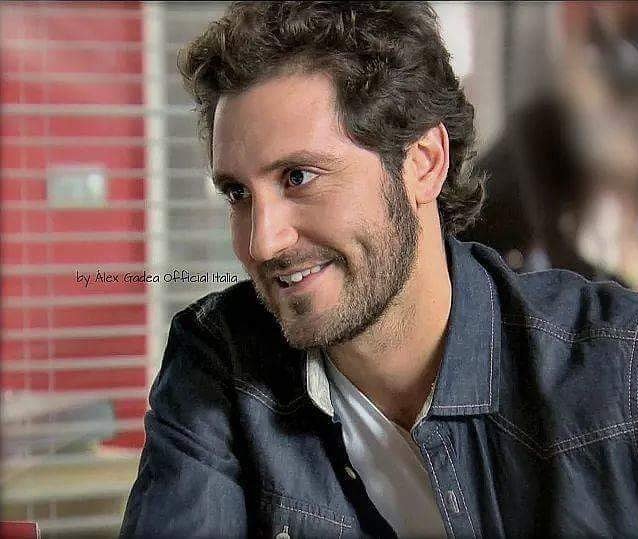 AlexGadeaOff_IT's tweet photo. Buongiorno e buon mercoledì a tutti 😉
#AlexGadea #buenosdias #actor #serie #television #teatro #ciegaacitas #sergiofeo #throwback https://t.co/Qv9621dkoW
