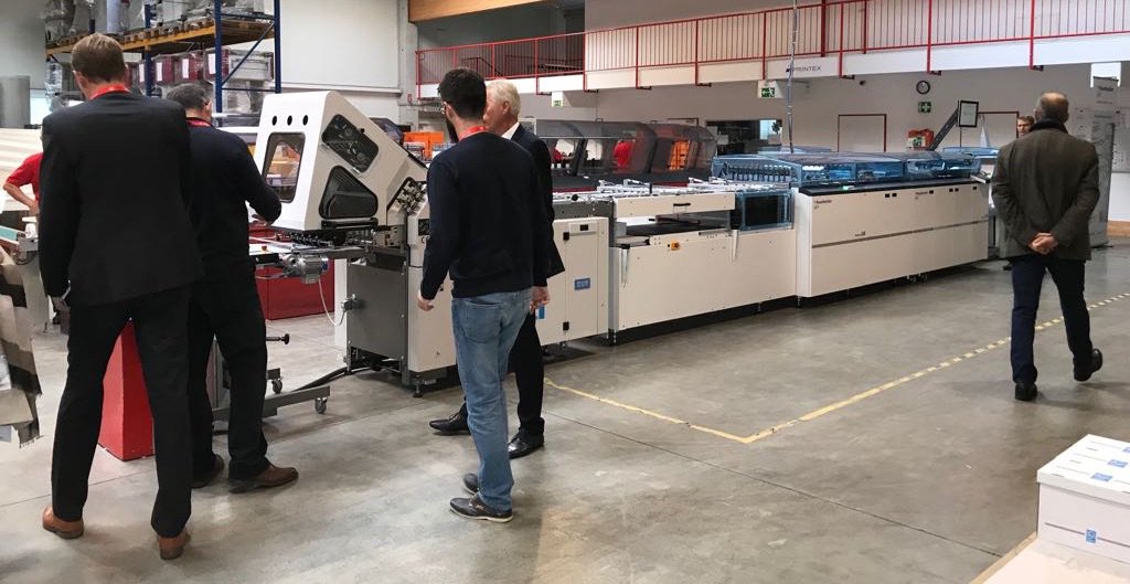 hunkelerag's tweet image. #Gen8 combi-line at #Datafest Vienna. The solution works either on high stacks or directly into the GUK folder.
The applications are Pharma leaflets, once 12" cut-off length on high stacks 1-up or folded products 3-up. Production up to 180m/min.
#dataform #printfinishing