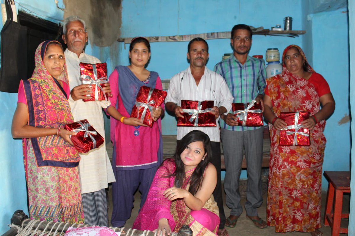 fm_tadka's tweet photo. Tadka @RJDivyaBhardwaj distributed prizes to the farmer's family.
आइये मिलकर कसम खाये, थाली में कभी झूठा नही छोड़ेंगे।
#FMTADKA के initiative, 'One Thought One Change' को support कीजिये क्योंकि सोचेंगे तो बदलेगा. #OTOC Sounds Good! #KisaanMeriJaan #LalBahadurShastri
#Farmers https://t.co/N5M14d5Cr7