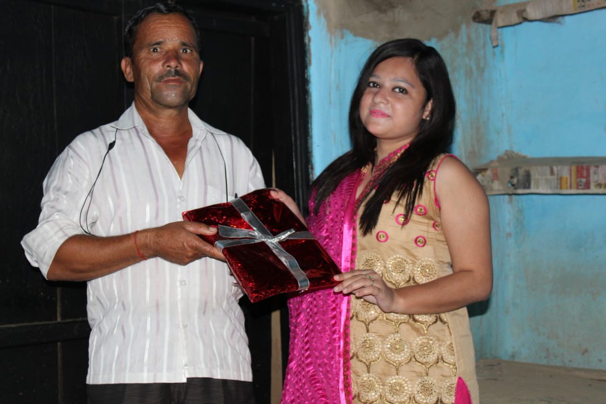 fm_tadka's tweet photo. Tadka @RJDivyaBhardwaj distributed prizes to the farmer's family.
आइये मिलकर कसम खाये, थाली में कभी झूठा नही छोड़ेंगे।
#FMTADKA के initiative, 'One Thought One Change' को support कीजिये क्योंकि सोचेंगे तो बदलेगा. #OTOC Sounds Good! #KisaanMeriJaan #LalBahadurShastri
#Farmers https://t.co/N5M14d5Cr7