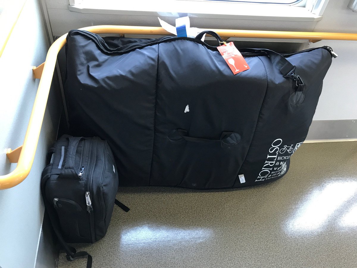 今回の出張の荷物はバイクと服を詰め込んだ輪行袋（Ostrich OS-500）と