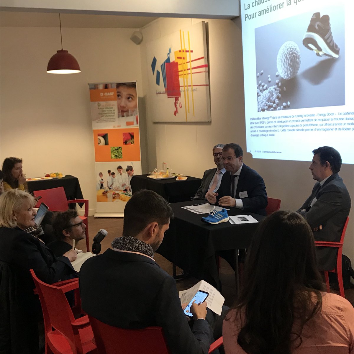petatJM's tweet photo. La science n'est pas une opinion .Il faut donner à nos concitoyens laculture scientifique qui permet de lutter contre les #fakenews .#BASF et Espérance Banlieues s'engagent avec l'outil pédagogique #KidsLab @Espebanlieues @thierry_herning @IfopOpinion #AimerlaScienceBASF #chimie https://t.co/hHy8ZcpSxx