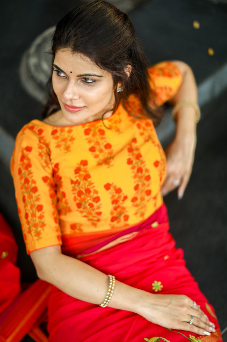 cinemajourn's tweet photo. Thoughts hidden in pleats of sarees form thought patterns #actress @manishaa_shree #Manishaashree 's  New Photoshoot Stills In Saree's #saree #kollywoodactress #Kollywood #Singer #modelling @saravananpro https://t.co/fd29UmPYa5