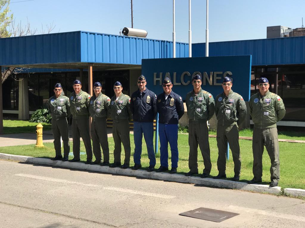 ItalianAirForce's tweet photo. Scambio di esperienze in #Cile per Pony1 e Pony6, piloti delle #FrecceTricolori, che presso la base aerea di El Bosque si sono confrontati con la #pattugliaacrobatica Halcones sul volo acrobatico collettivo
#halcones #humohumoahora #AeronauticaMilitare #latuasquadrachevola https://t.co/BoOvAtcOC0