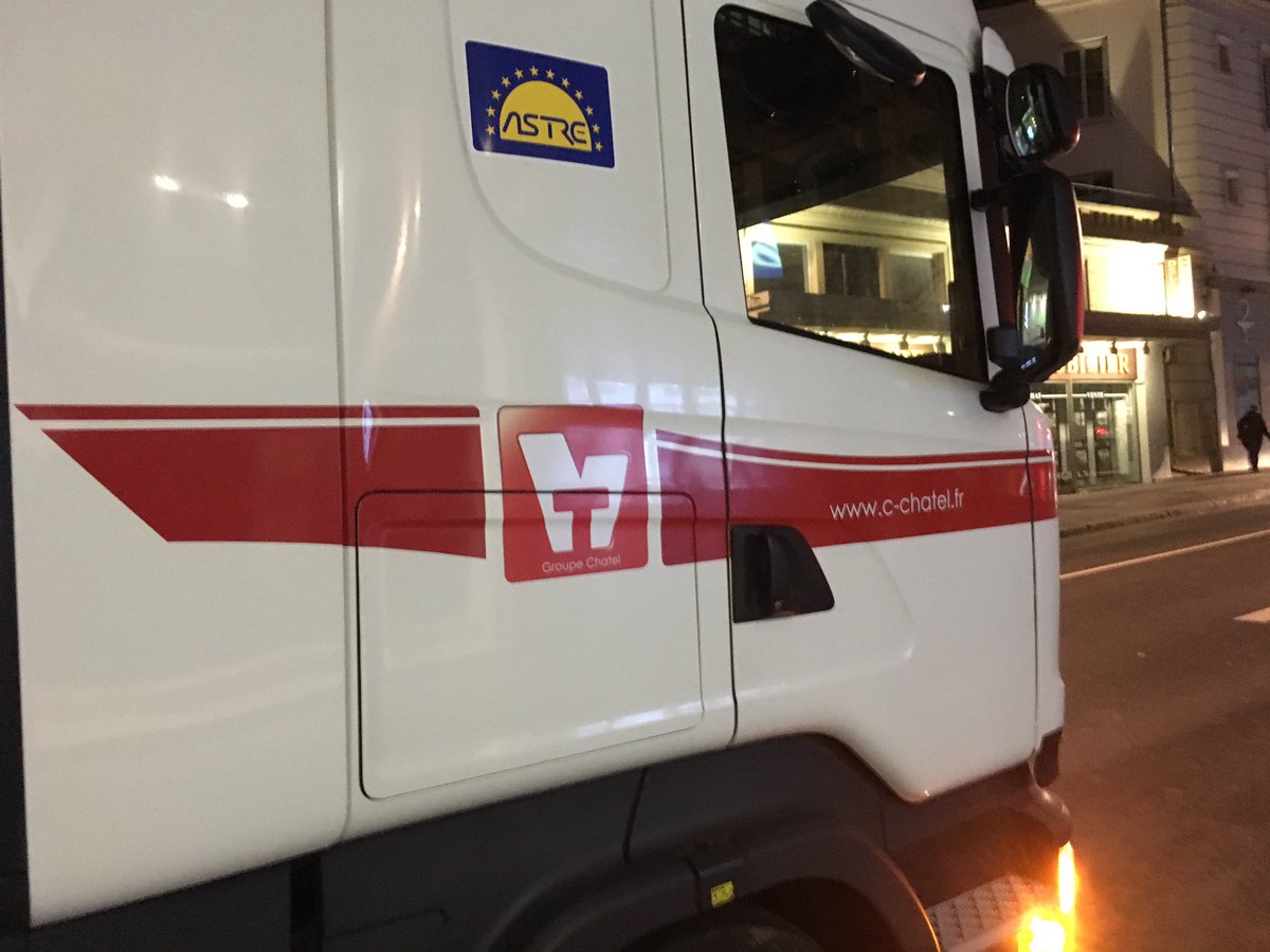 Conduite exemplaire : bravo à cette livreuse des transports Chatel, qui se gare sur la chaussée et pas sur la piste. Elle m'a regardé avec des yeux ronds quand je l'ai remerciée. Pour elle c'est juste normal : "chacun sa voie"