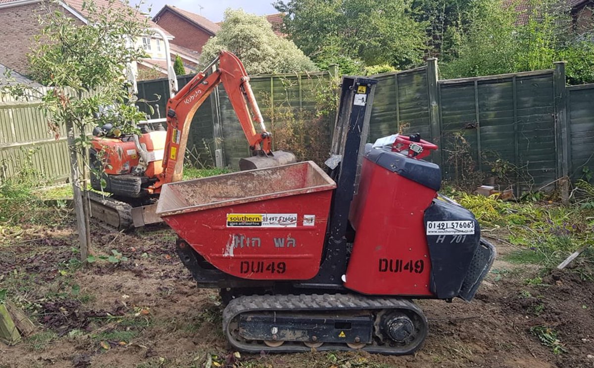 Southern_Plant's tweet photo. Our #u10/ 008 and #trackedskiploader are ideal for getting round the side of your house to get to the back #garden. #Hinowa #Kubota #DIY #Smallexcavator #Smalldumper ☀️👍👊 https://t.co/r1vE9Tx3GC