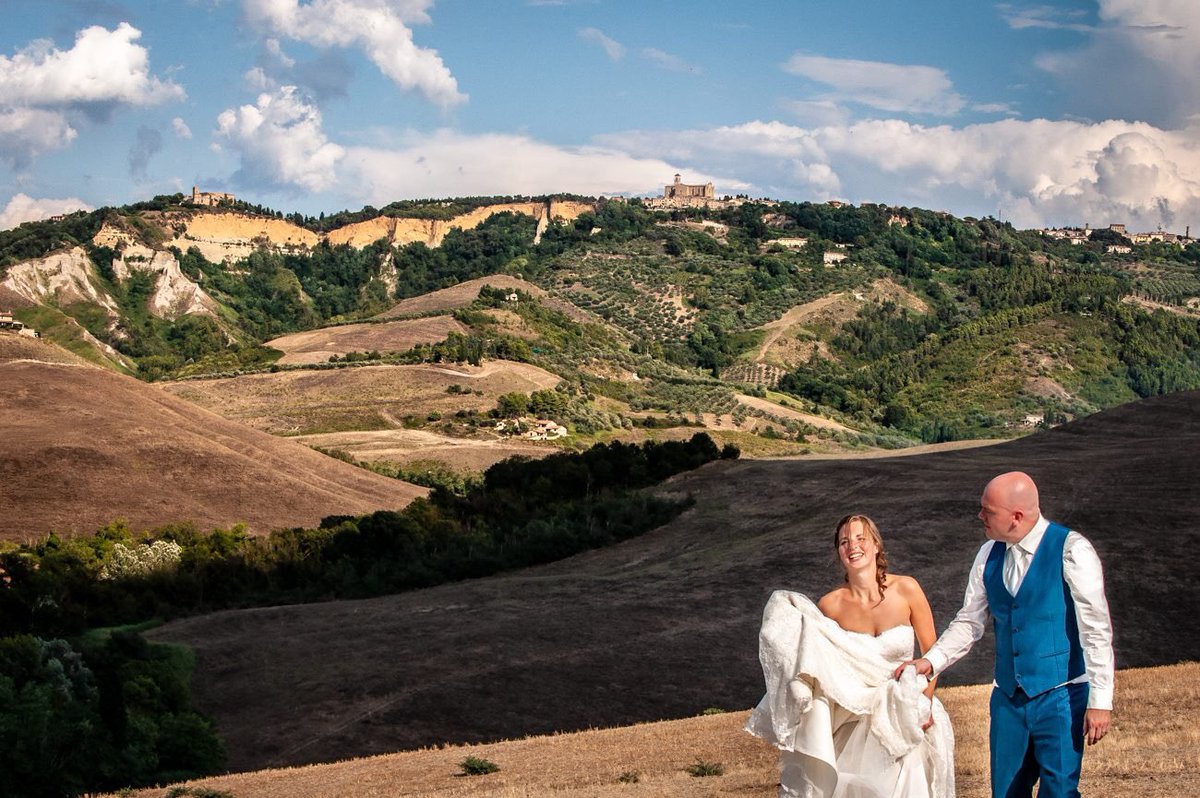 Wat een prachtig bruidspaar!! Getrouwd in Volterra!! En wat een uitzicht. @Jaikwilria @carolapaas wil je ook trouwen in Italië? weddingsmetpassie.com