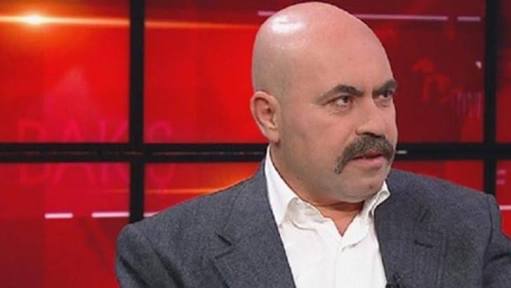 Bu Fetöcü Tuğrul Özşengül bizim Polis Okulunda derslere giriyordu. O zaman bıyıkları böyle sarkmıyordu. Korkudan bıyıklarının şeklini değiştirse de tutuklanmaktan kurtulamadı !  Yaşasın Türk adaleti.