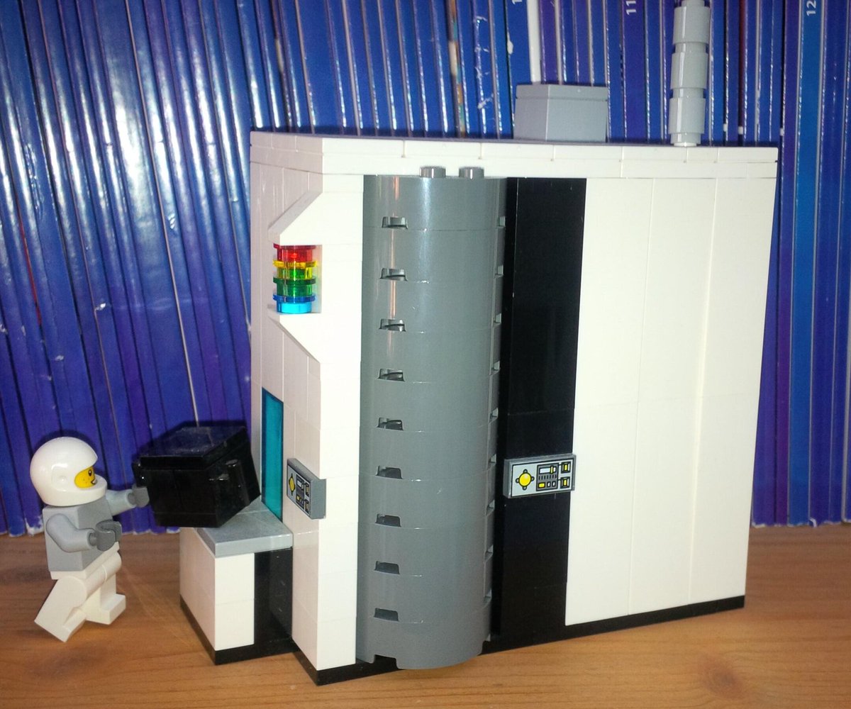 jv3sund's tweet image. Me and Erwin can go From #LabtoFab . Here the Lego version of the ASM A412 Large Batch 300mm ALD Furnace.