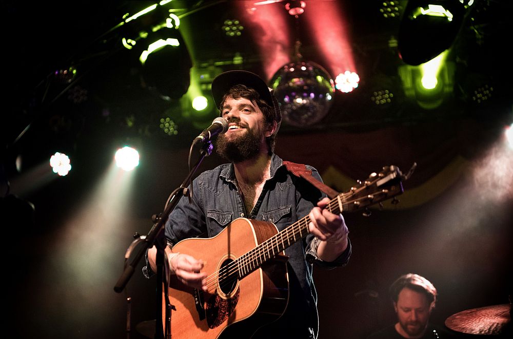 TakeRootNL's tweet photo. We hebben drie nieuwe namen voor #TakeRoot18: @aaronleetasjan1 brengt jingle-jangle-powerpop, @jarroddickenson is eenTexaanse verhalenverteller en @anthdamatomusic speelt gevarieerde roots en americana. De line-up is hiermee compleet. Tix https://t.co/YYYPsxpLul. https://t.co/YoRLqJ1MLg