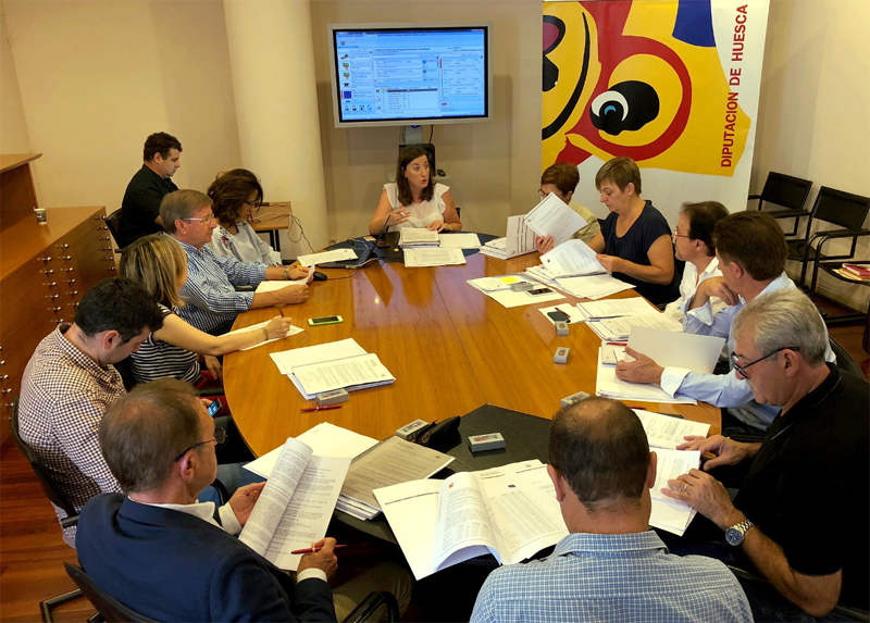 ihmansl's tweet photo. En total 31 actuaciones municipales serán subvencionadas por la Diputación de Huesca. La etapa final del programa consistirá en la implantación de sistemas de #telegestión, de tal manera que se pueda actuar en tiempo real sobre los excesos o defectos en los consumos. https://t.co/KhDmrtjFcz