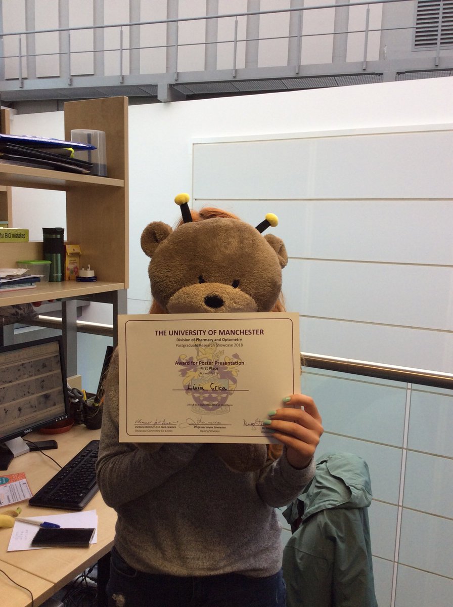 Bee-bear 🐝🐻@liviacrica ⁩ 👩‍🔬 <a href="/NOWNANO_CDT/">Graphene-NOWNANO CDT</a> <a href="/DPOshowcase/">UoM DPO Showcase</a>  <a href="/FBMH_UoM/">UoM Biology, Medicine and Health</a> won a <a href="/UoM_PharmOptPGR/">UoM Pharm & Opt PGRs</a> poster prize 🏆#phdlife #womeninSTEM