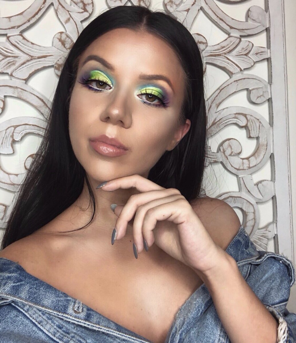 malicesfx's tweet image. I wanted to post this pic on Instagram but it’s dead so gonna leave it here 💚💙💜 total inspo:  @IG_bybrookelle 
staring @bhcosmetics Take me back to Brazil palette
Glow @ABHcosmetics Sun Dipped
Lips @fentybeauty Fenty glow 
Lashes @LillyGhalichi in goddess