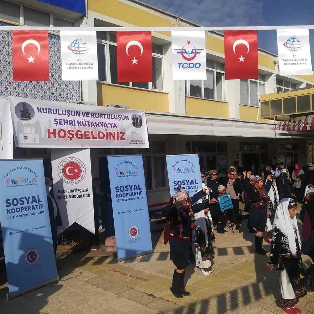kooperatiftreni's tweet photo. Sosyal Kooperatif Eğitim ve Tanıtım Treni Kütahya'da! Etkinlikler karşılama törenin ardından bilgilendirme toplantısı ile devam ediyor.
@ticaret
@zaferkatr33 #zaferkalkınmaajansı
#kütahyavaliliği
#orkoop
#kutahya
#sosyalkooperatif
#sosyalkoopetatiftreni
@UnalOrnek @gokcenmk https://t.co/SVIg4fFfyh