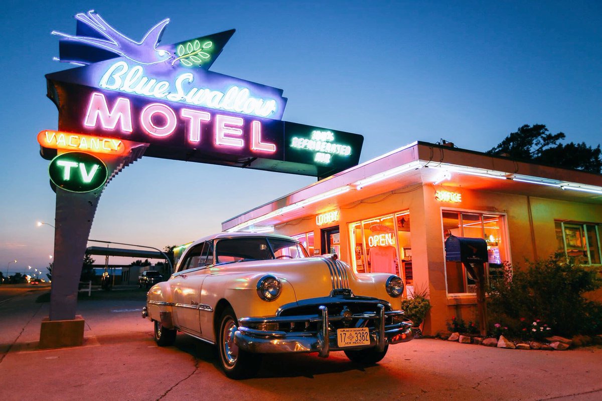backtoroadtrip's tweet image. Motel mythique de la Route 66. Le Blue Swallow s’illumine à la tombée de la nuit afin d’attirer l’œil des voyageurs qui souhaitent faire un retour dans le passé le temps d’une nuit ou plus...
@the_blueswallow @Tucumcari66 @NewMexico @route66news #route66 #tucumcari #motel