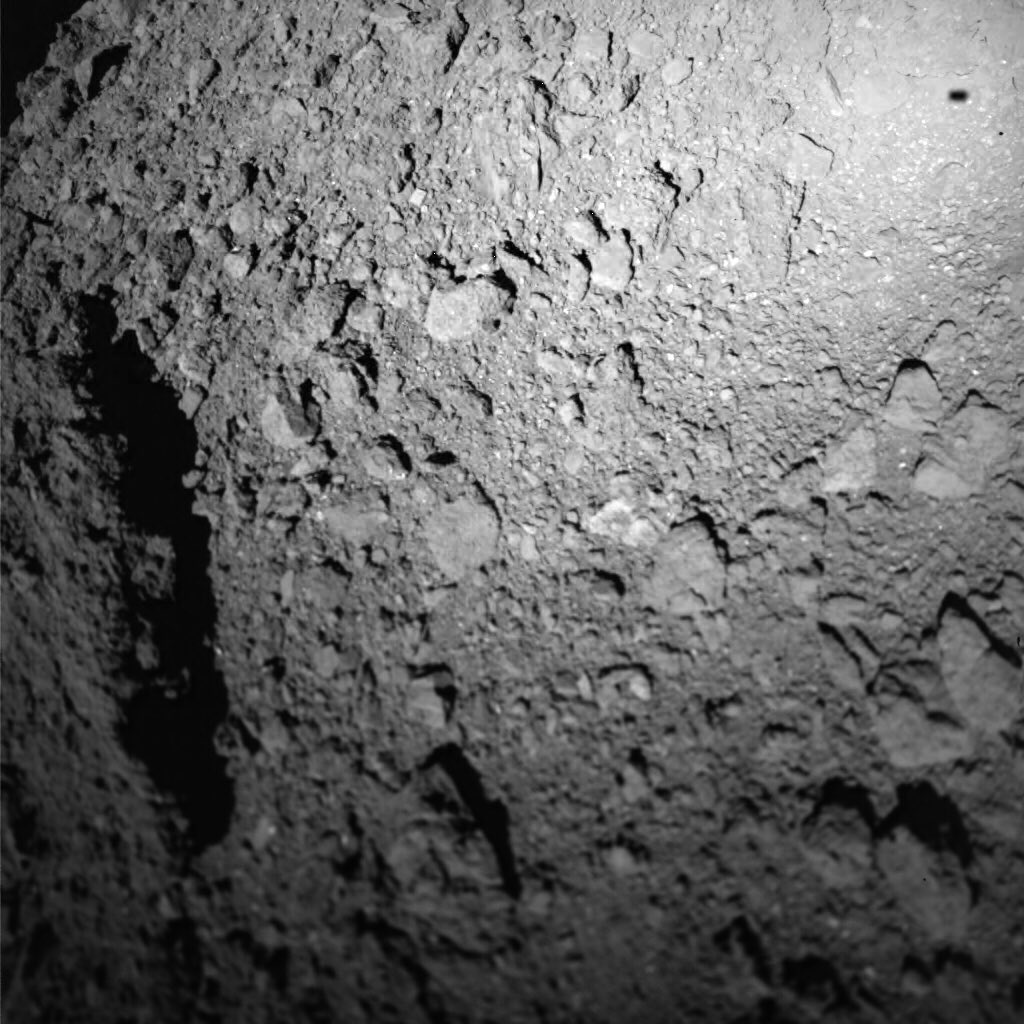 Kapsle s materiálem z planetky Ryugu přistála v Austrálii, specializované týmy ji našly po dvou hodinách
