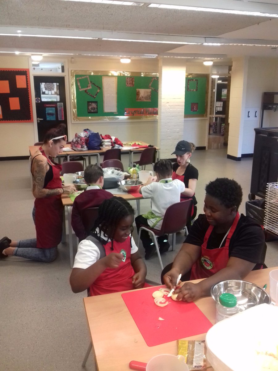 Last weeks Cook &amp; Eat <a href="/PhunkyCroydon/">PhunkyFoods Croydon</a> <a href="/PegasusAcademy/">Pegasus Academy Trust</a> families team work as amazing. We made veggie curry with cauliflower the wonderful smell and aroma hmmm 🙌. Can't wait for this afternoon session 😊