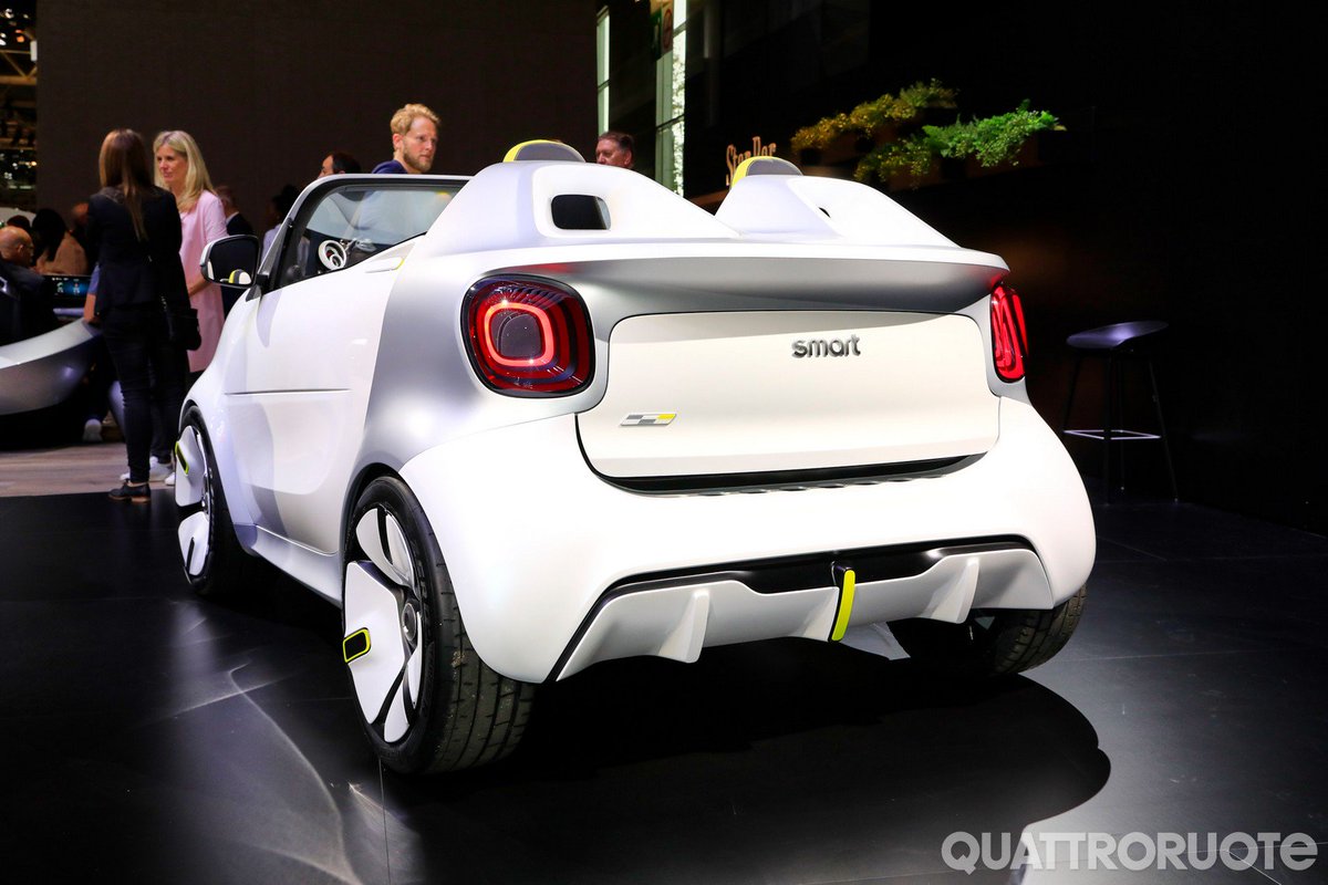 quattroruote's tweet photo. La #Smart punta all'elettrico al Salone di Parigi, svelando la concept #Forease e la special edition #EQ #Fortwo Pureblack    https://t.co/VRTvWNQiLp   #MondialAuto #MondialParis https://t.co/GyjTrjKexI