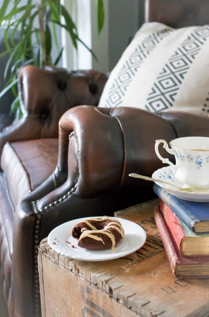 veggie_desserts's tweet photo. Have you ever made baked donuts before? It's so easy! Try these baked vegan Chocolate Doughnuts with Earl Grey Glaze - perfect with a cup of tea. I used TREX so they're really light and fluffy. #ad #BritainsBestKeptSecret https://t.co/vfGJShRlLm #recipe https://t.co/7zI8x7t3La