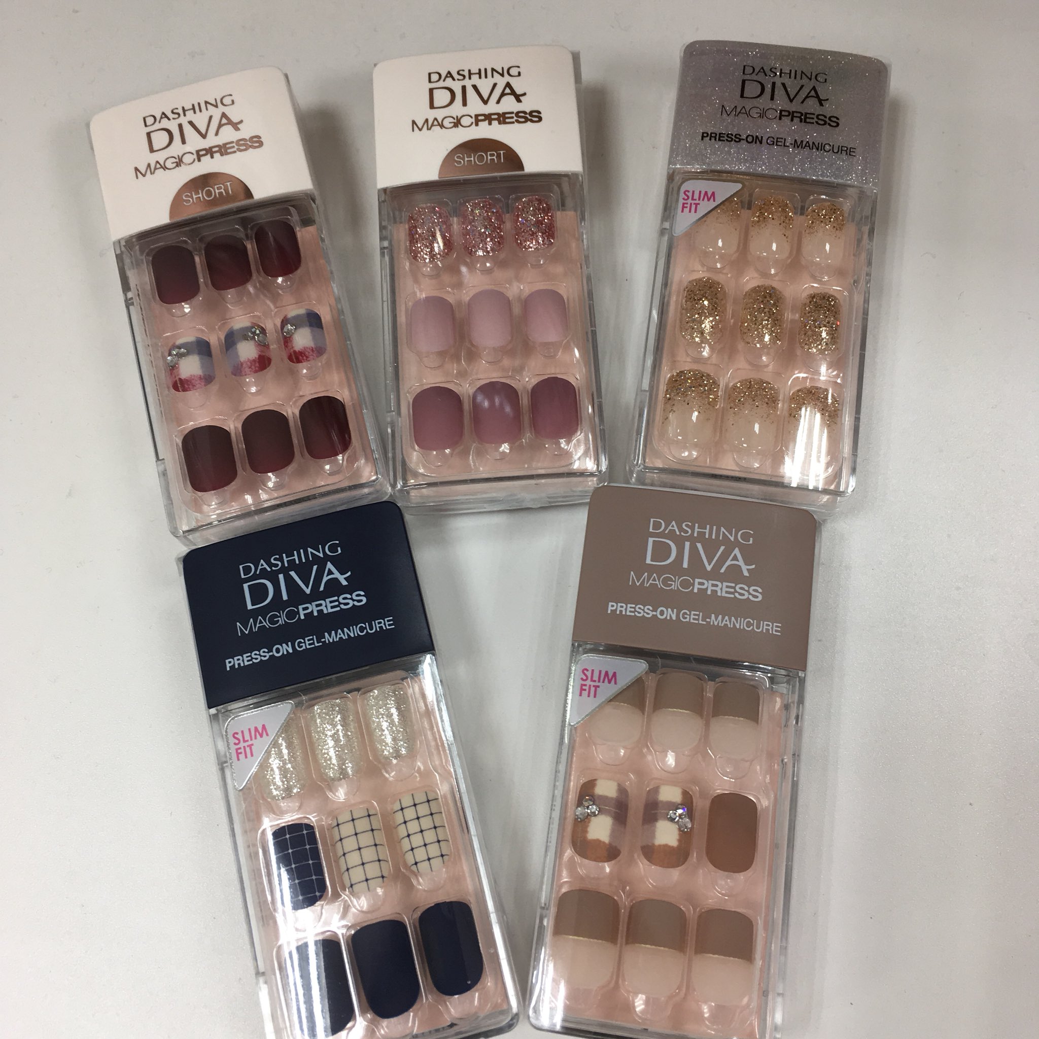 東急ハンズ心斎橋店 マジックプレス ネイルチップ から 秋 の新作登場 剥がして貼るだけ 簡単に貼ることができる ショートサイズの短いタイプも新登場 デザインが豊富なのはもちろん 爪切りで切れるのが特徴 ぜひ チェックしてみてください